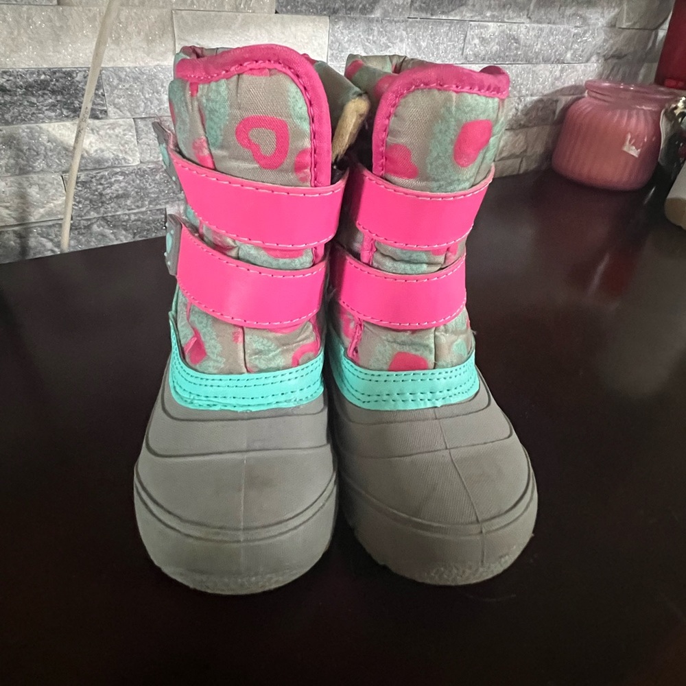 Winter boots, size 6 todler, company-Wonder Nation. They are in good condition.